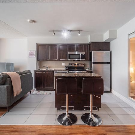 Spacious 2 Bedroom Plus Den, 2 Bath, Sleeps 5 With Balcony And Lakeview Downtown Toronto Condo Zewnętrze zdjęcie
