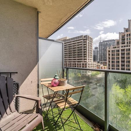 Spacious 2 Bedroom Plus Den, 2 Bath, Sleeps 5 With Balcony And Lakeview Downtown Toronto Condo Zewnętrze zdjęcie