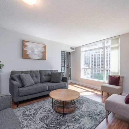 Spacious 2 Bedroom Plus Den, 2 Bath, Sleeps 5 With Balcony And Lakeview Downtown Toronto Condo Zewnętrze zdjęcie