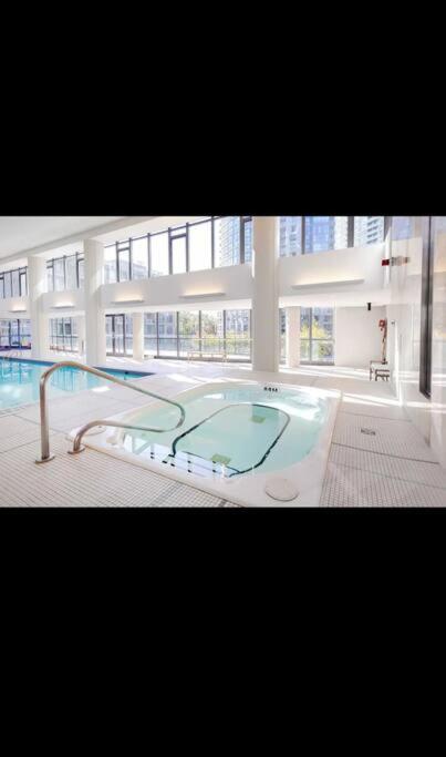 Spacious 2 Bedroom Plus Den, 2 Bath, Sleeps 5 With Balcony And Lakeview Downtown Toronto Condo Zewnętrze zdjęcie