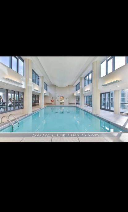 Spacious 2 Bedroom Plus Den, 2 Bath, Sleeps 5 With Balcony And Lakeview Downtown Toronto Condo Zewnętrze zdjęcie