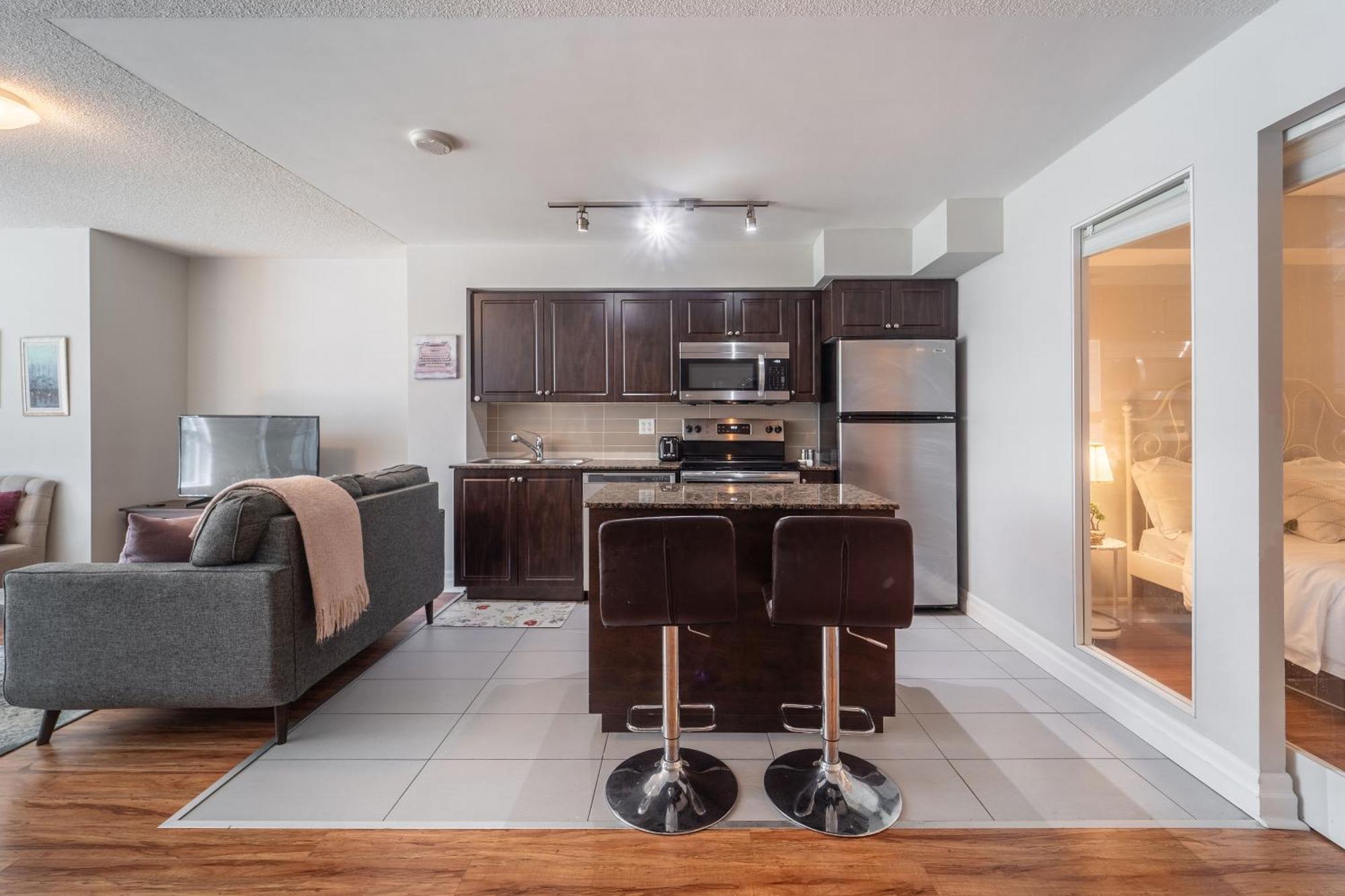 Spacious 2 Bedroom Plus Den, 2 Bath, Sleeps 5 With Balcony And Lakeview Downtown Toronto Condo Zewnętrze zdjęcie