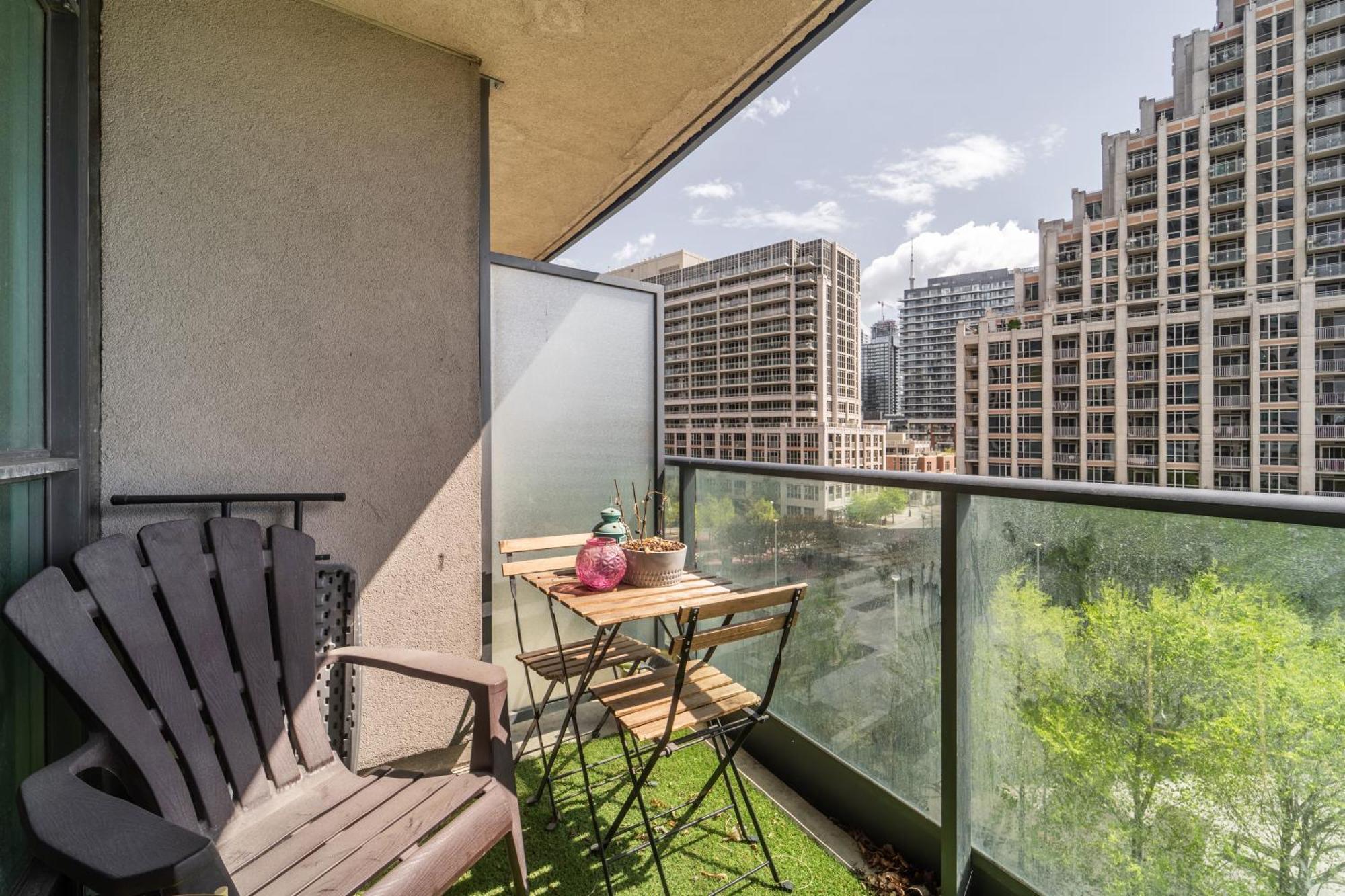 Spacious 2 Bedroom Plus Den, 2 Bath, Sleeps 5 With Balcony And Lakeview Downtown Toronto Condo Zewnętrze zdjęcie