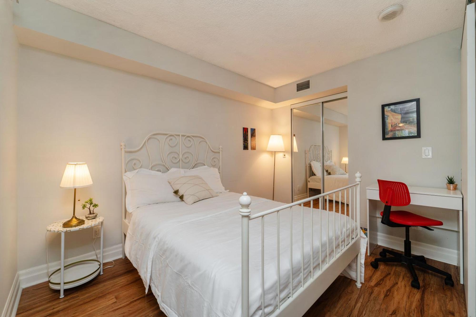 Spacious 2 Bedroom Plus Den, 2 Bath, Sleeps 5 With Balcony And Lakeview Downtown Toronto Condo Zewnętrze zdjęcie