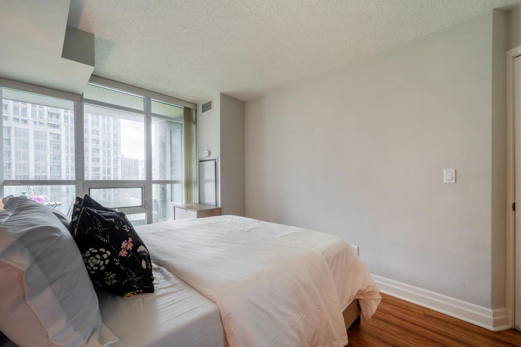 Spacious 2 Bedroom Plus Den, 2 Bath, Sleeps 5 With Balcony And Lakeview Downtown Toronto Condo Zewnętrze zdjęcie