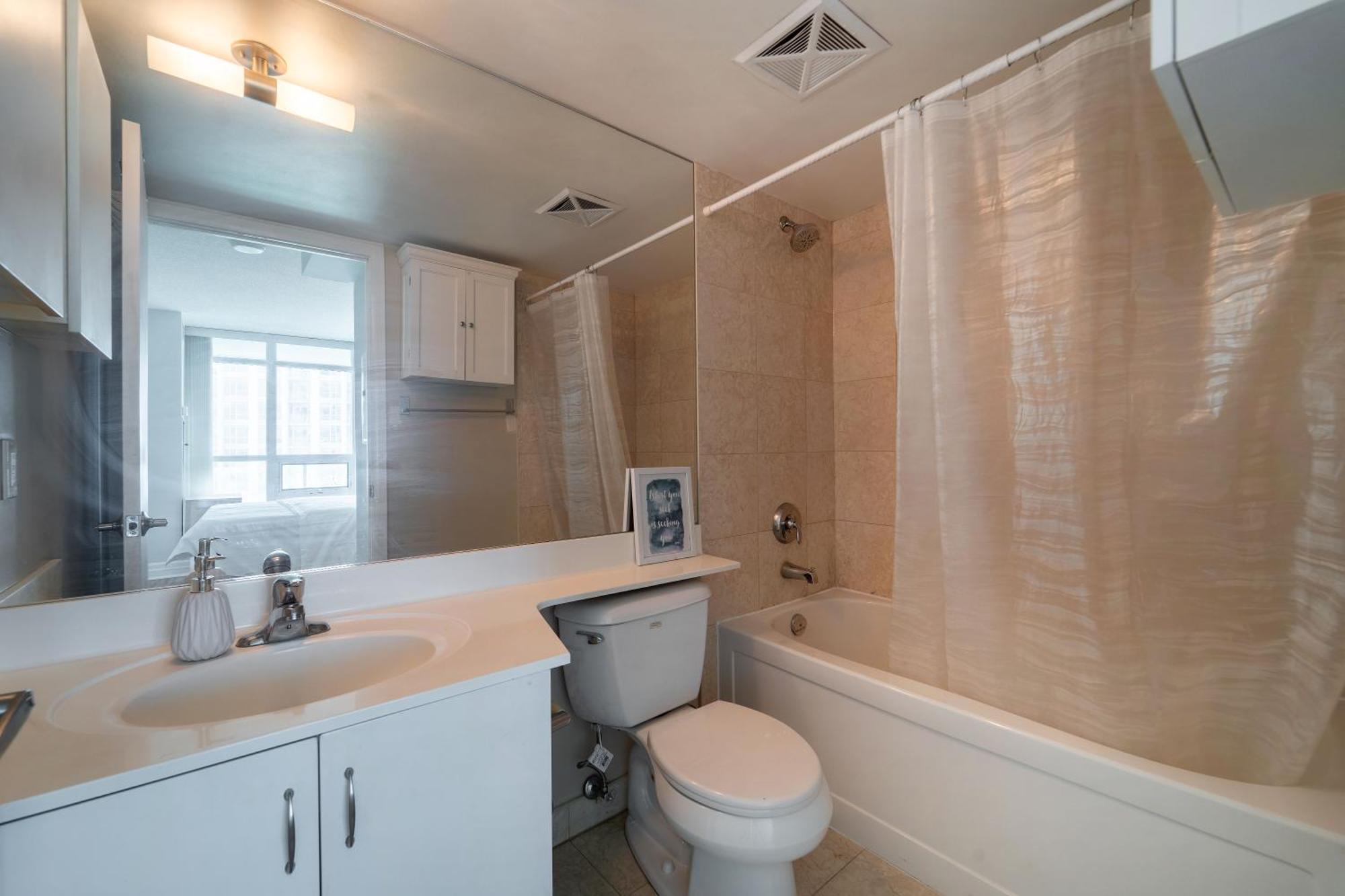 Spacious 2 Bedroom Plus Den, 2 Bath, Sleeps 5 With Balcony And Lakeview Downtown Toronto Condo Zewnętrze zdjęcie