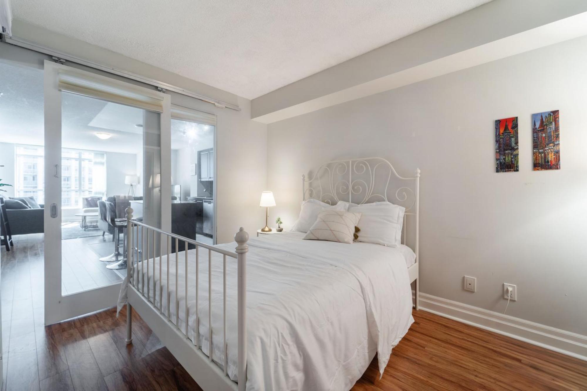 Spacious 2 Bedroom Plus Den, 2 Bath, Sleeps 5 With Balcony And Lakeview Downtown Toronto Condo Zewnętrze zdjęcie