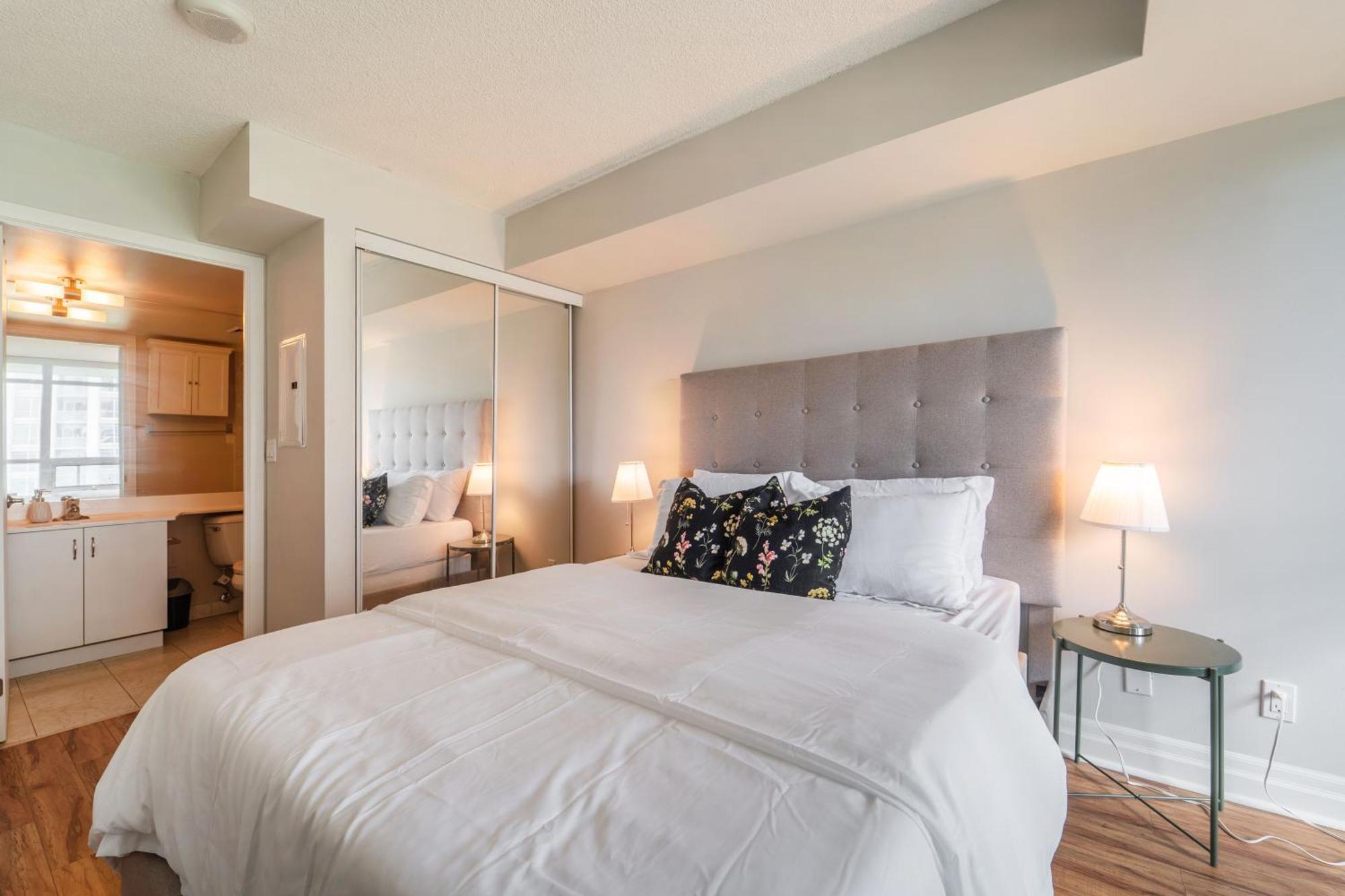 Spacious 2 Bedroom Plus Den, 2 Bath, Sleeps 5 With Balcony And Lakeview Downtown Toronto Condo Zewnętrze zdjęcie