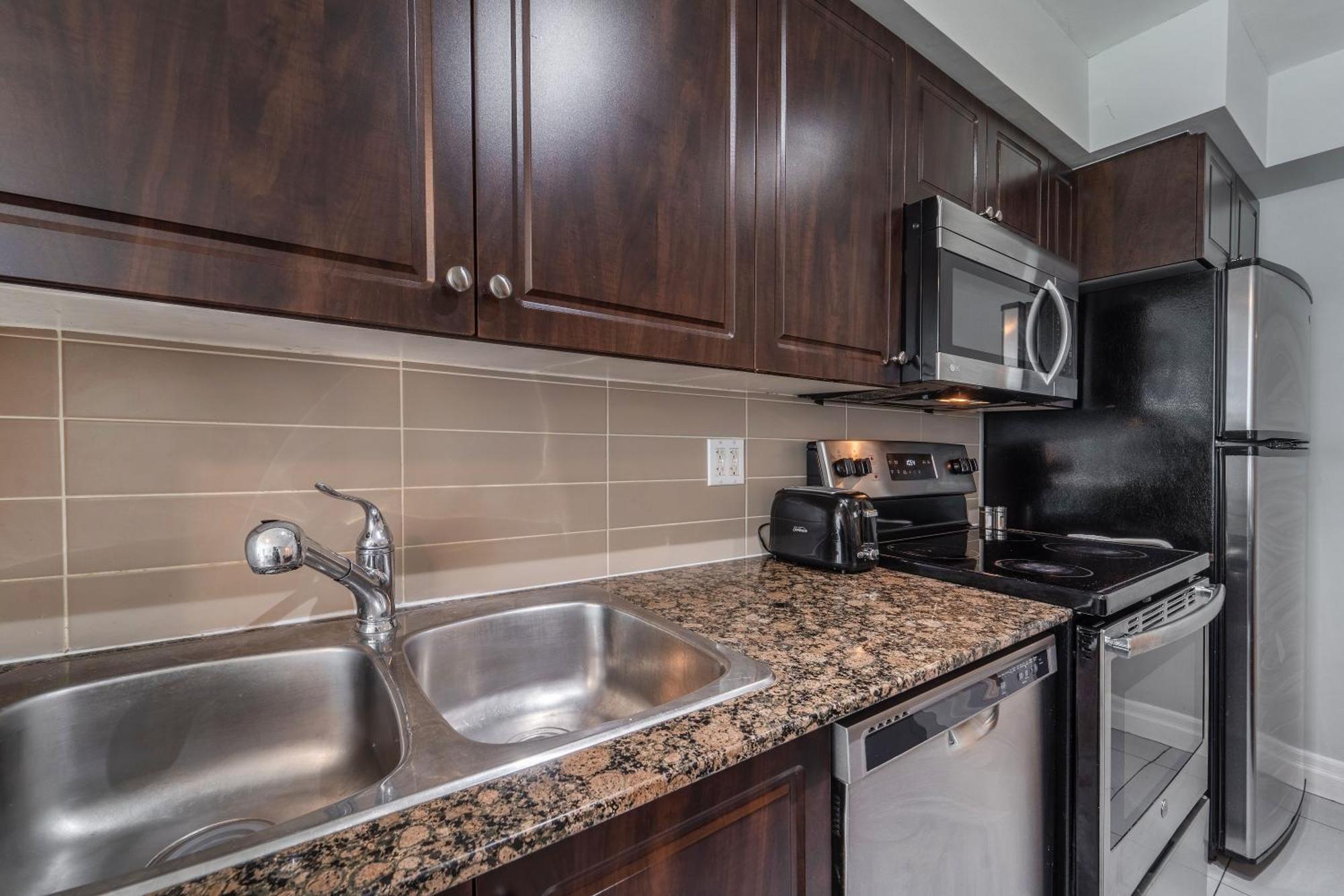 Spacious 2 Bedroom Plus Den, 2 Bath, Sleeps 5 With Balcony And Lakeview Downtown Toronto Condo Zewnętrze zdjęcie