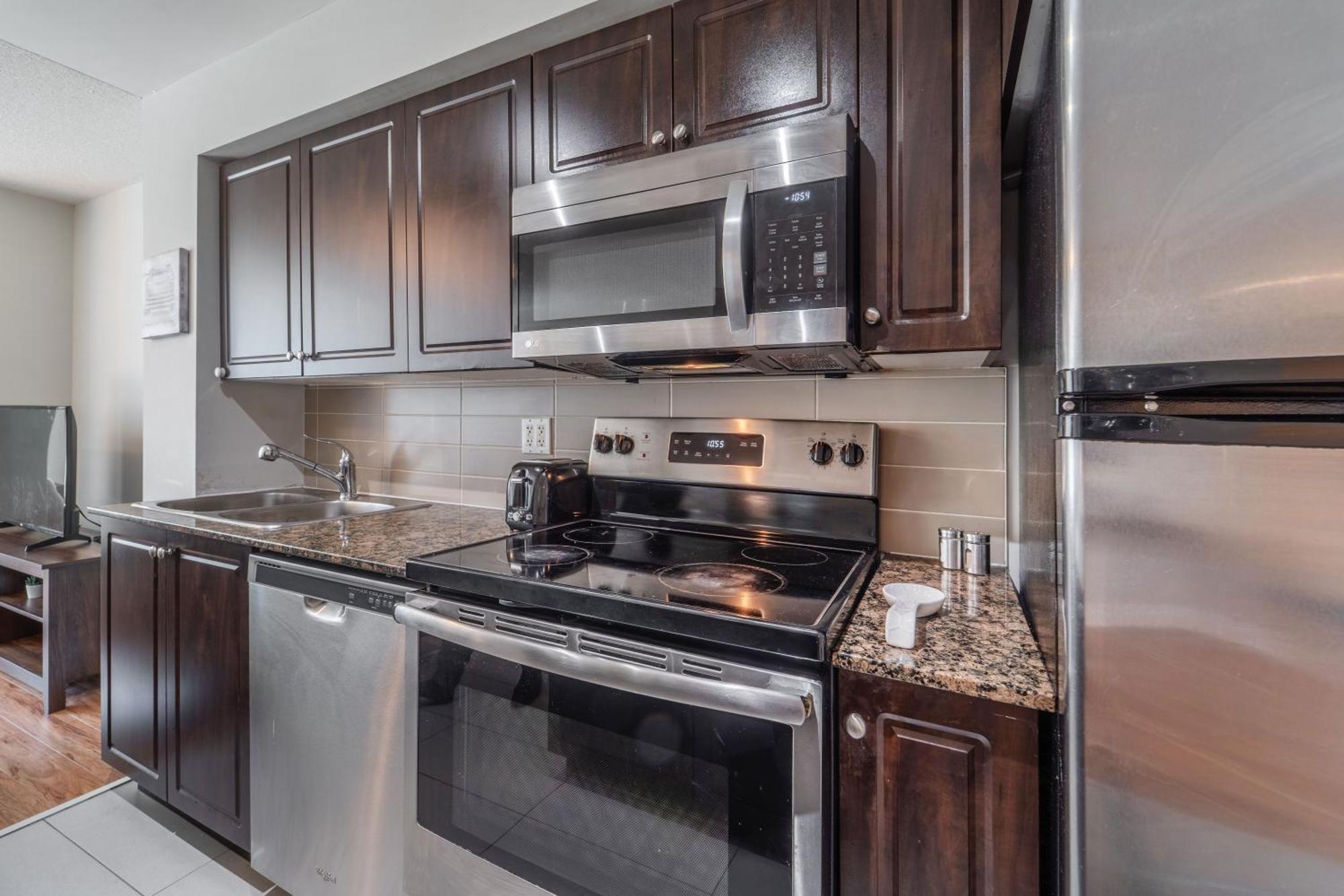 Spacious 2 Bedroom Plus Den, 2 Bath, Sleeps 5 With Balcony And Lakeview Downtown Toronto Condo Zewnętrze zdjęcie