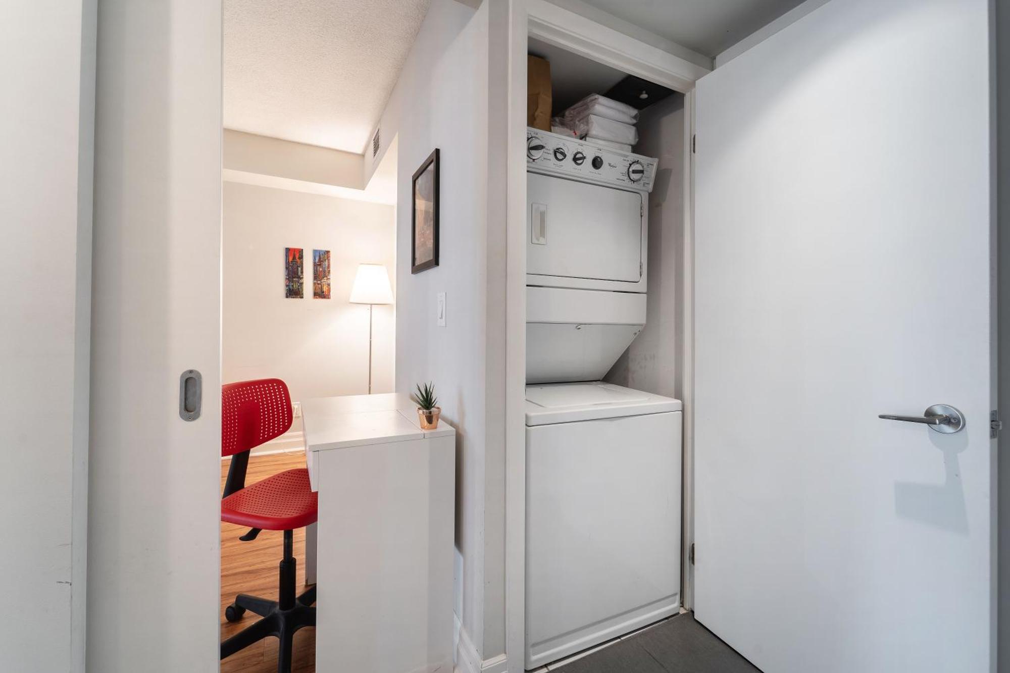 Spacious 2 Bedroom Plus Den, 2 Bath, Sleeps 5 With Balcony And Lakeview Downtown Toronto Condo Zewnętrze zdjęcie
