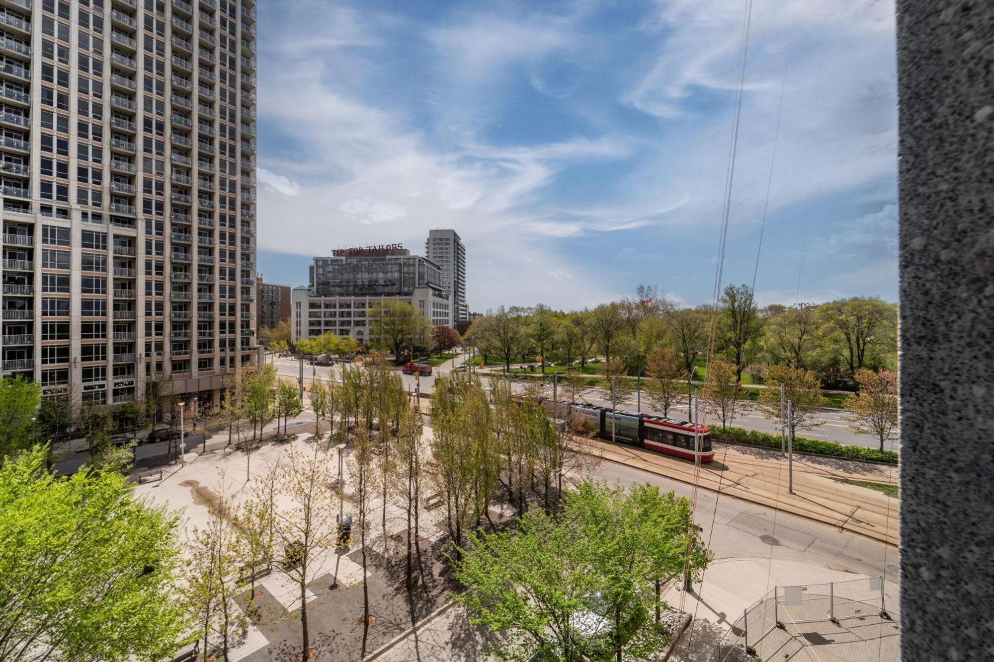 Spacious 2 Bedroom Plus Den, 2 Bath, Sleeps 5 With Balcony And Lakeview Downtown Toronto Condo Zewnętrze zdjęcie