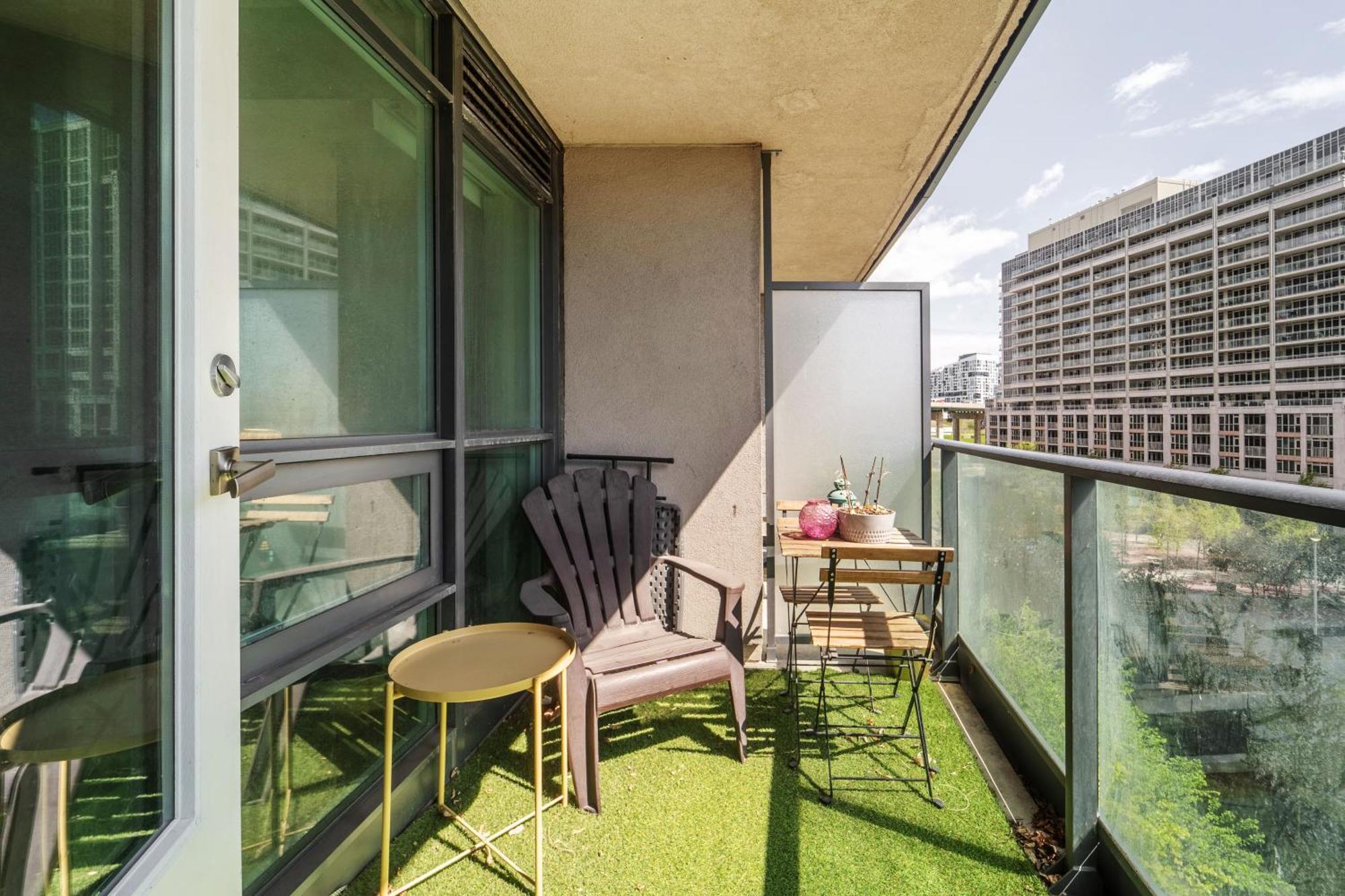 Spacious 2 Bedroom Plus Den, 2 Bath, Sleeps 5 With Balcony And Lakeview Downtown Toronto Condo Zewnętrze zdjęcie