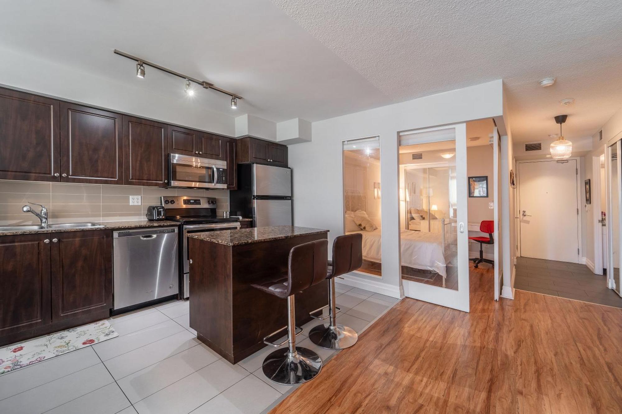 Spacious 2 Bedroom Plus Den, 2 Bath, Sleeps 5 With Balcony And Lakeview Downtown Toronto Condo Zewnętrze zdjęcie