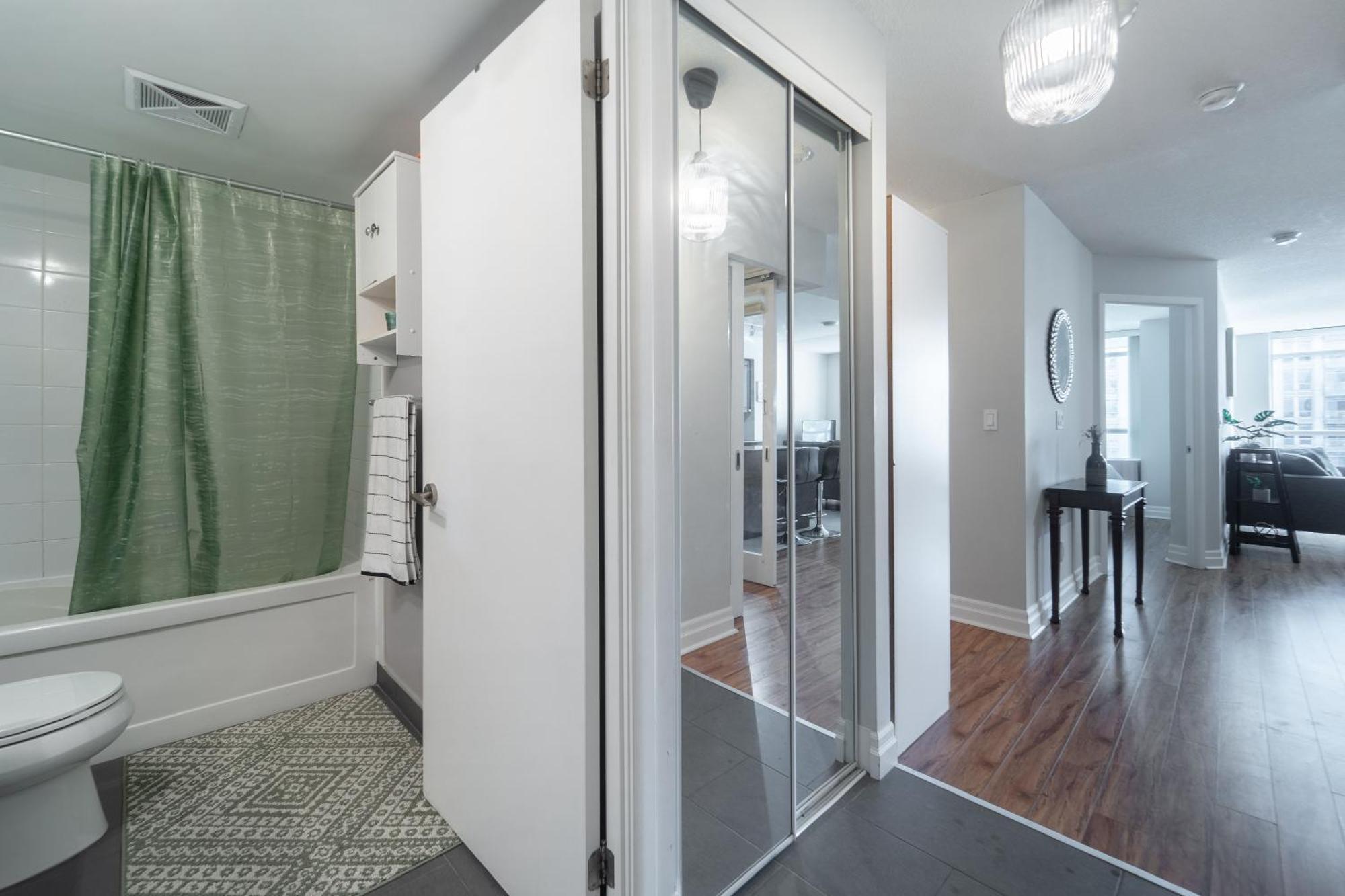 Spacious 2 Bedroom Plus Den, 2 Bath, Sleeps 5 With Balcony And Lakeview Downtown Toronto Condo Zewnętrze zdjęcie