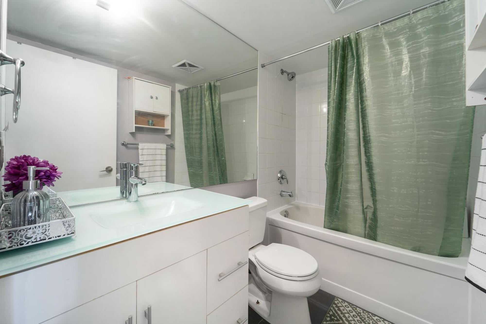 Spacious 2 Bedroom Plus Den, 2 Bath, Sleeps 5 With Balcony And Lakeview Downtown Toronto Condo Zewnętrze zdjęcie