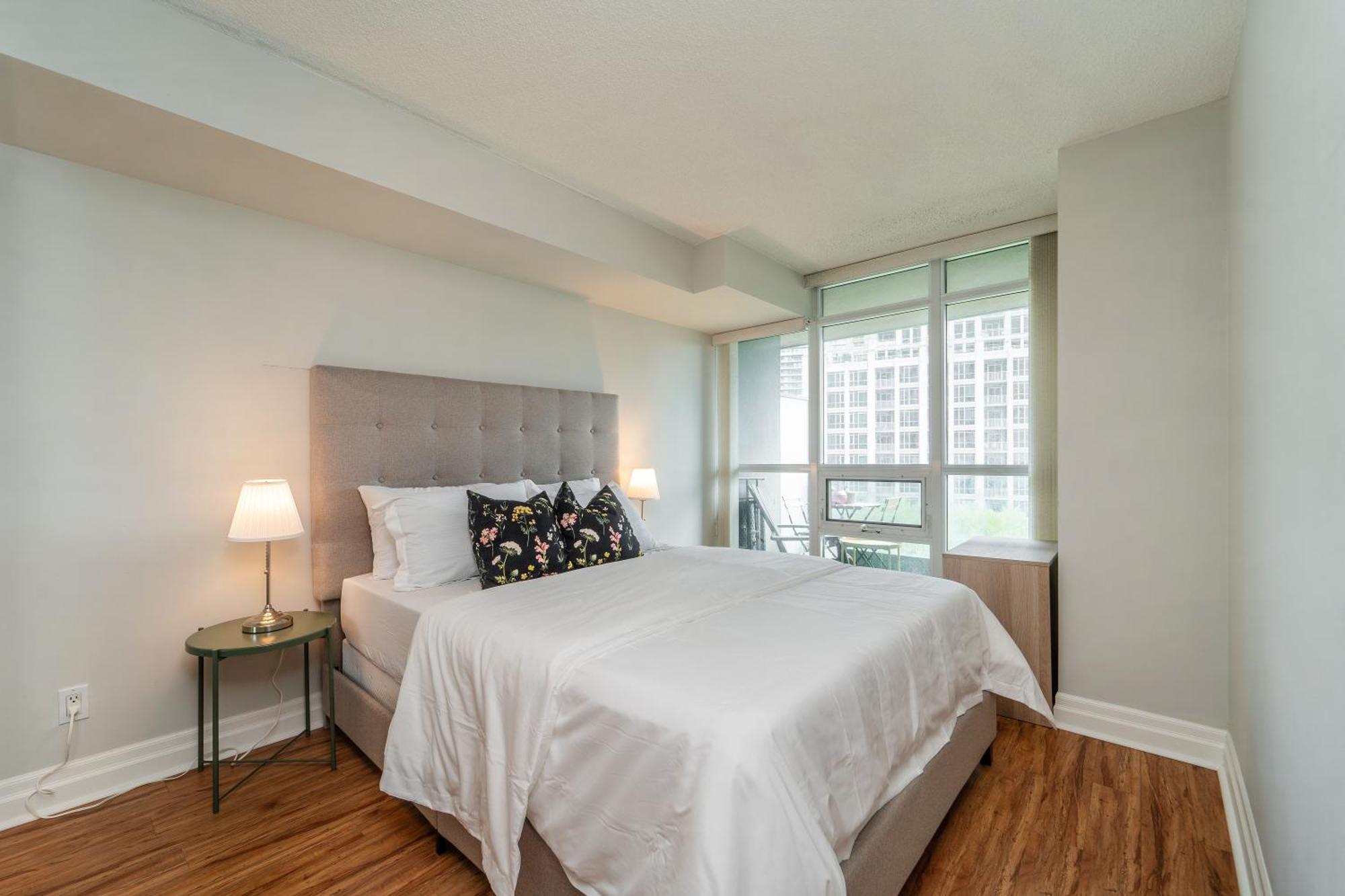 Spacious 2 Bedroom Plus Den, 2 Bath, Sleeps 5 With Balcony And Lakeview Downtown Toronto Condo Zewnętrze zdjęcie