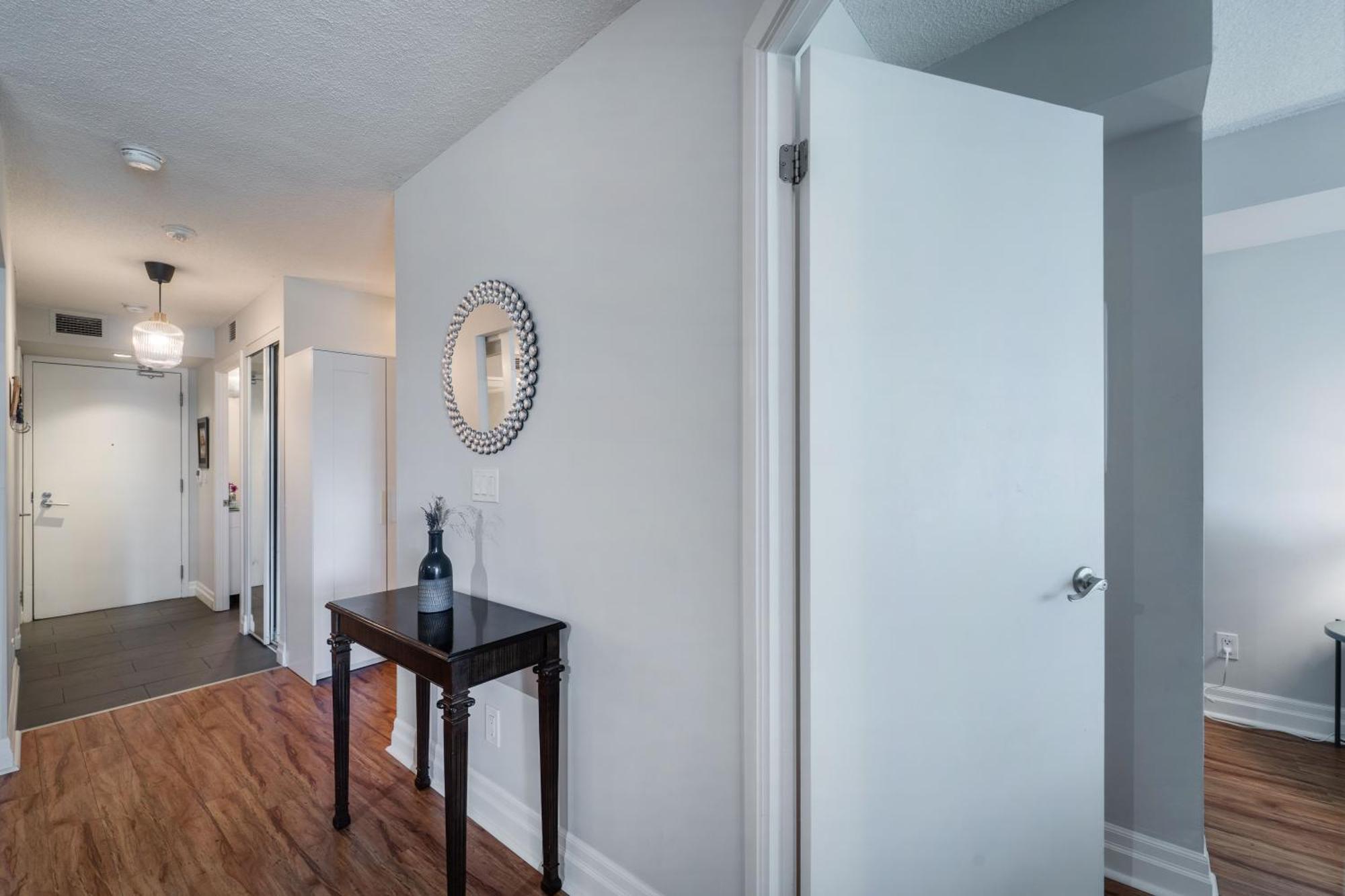 Spacious 2 Bedroom Plus Den, 2 Bath, Sleeps 5 With Balcony And Lakeview Downtown Toronto Condo Zewnętrze zdjęcie