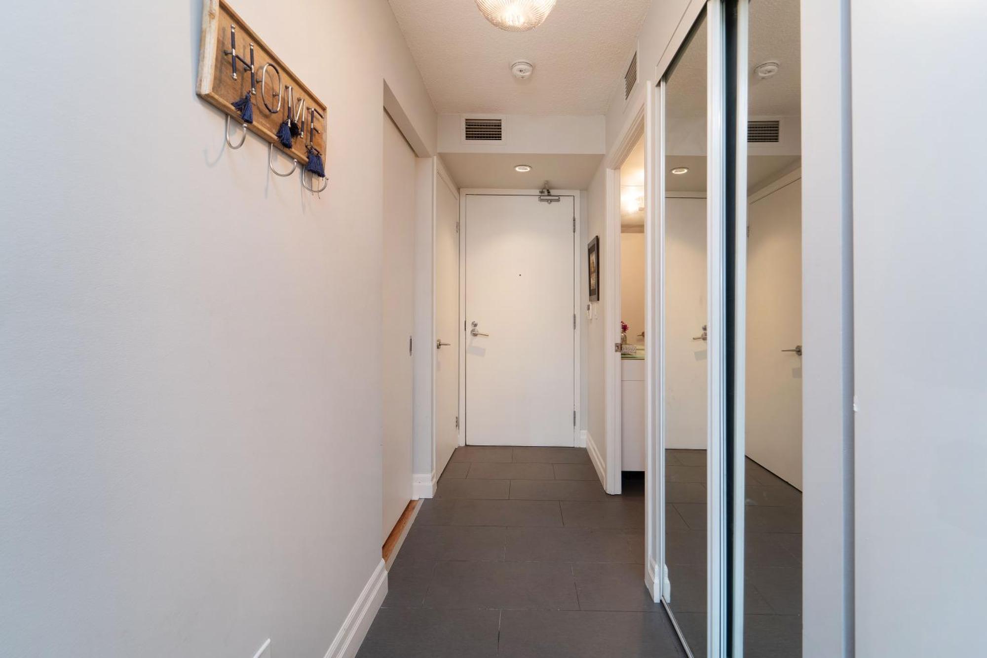 Spacious 2 Bedroom Plus Den, 2 Bath, Sleeps 5 With Balcony And Lakeview Downtown Toronto Condo Zewnętrze zdjęcie