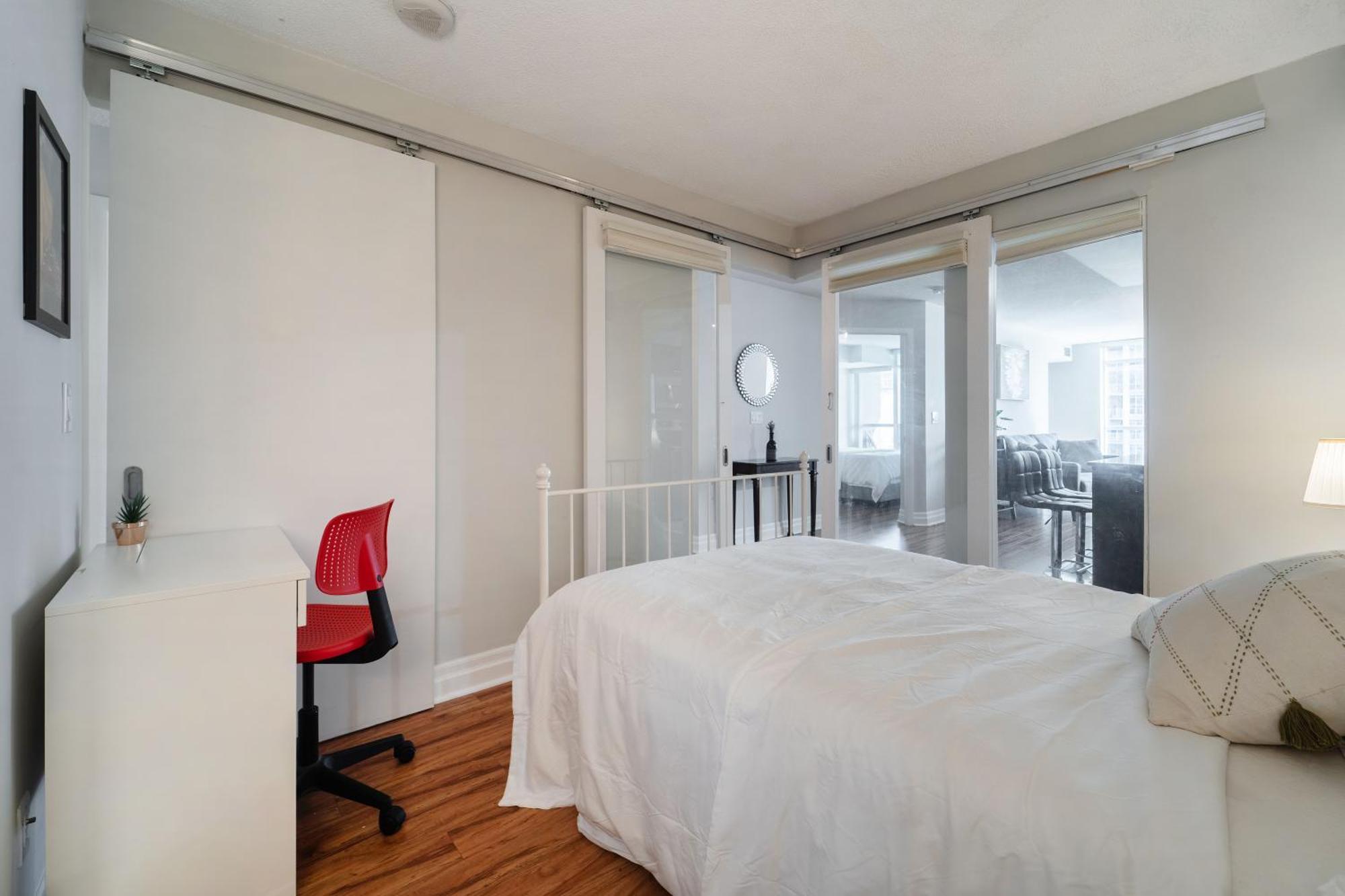 Spacious 2 Bedroom Plus Den, 2 Bath, Sleeps 5 With Balcony And Lakeview Downtown Toronto Condo Zewnętrze zdjęcie