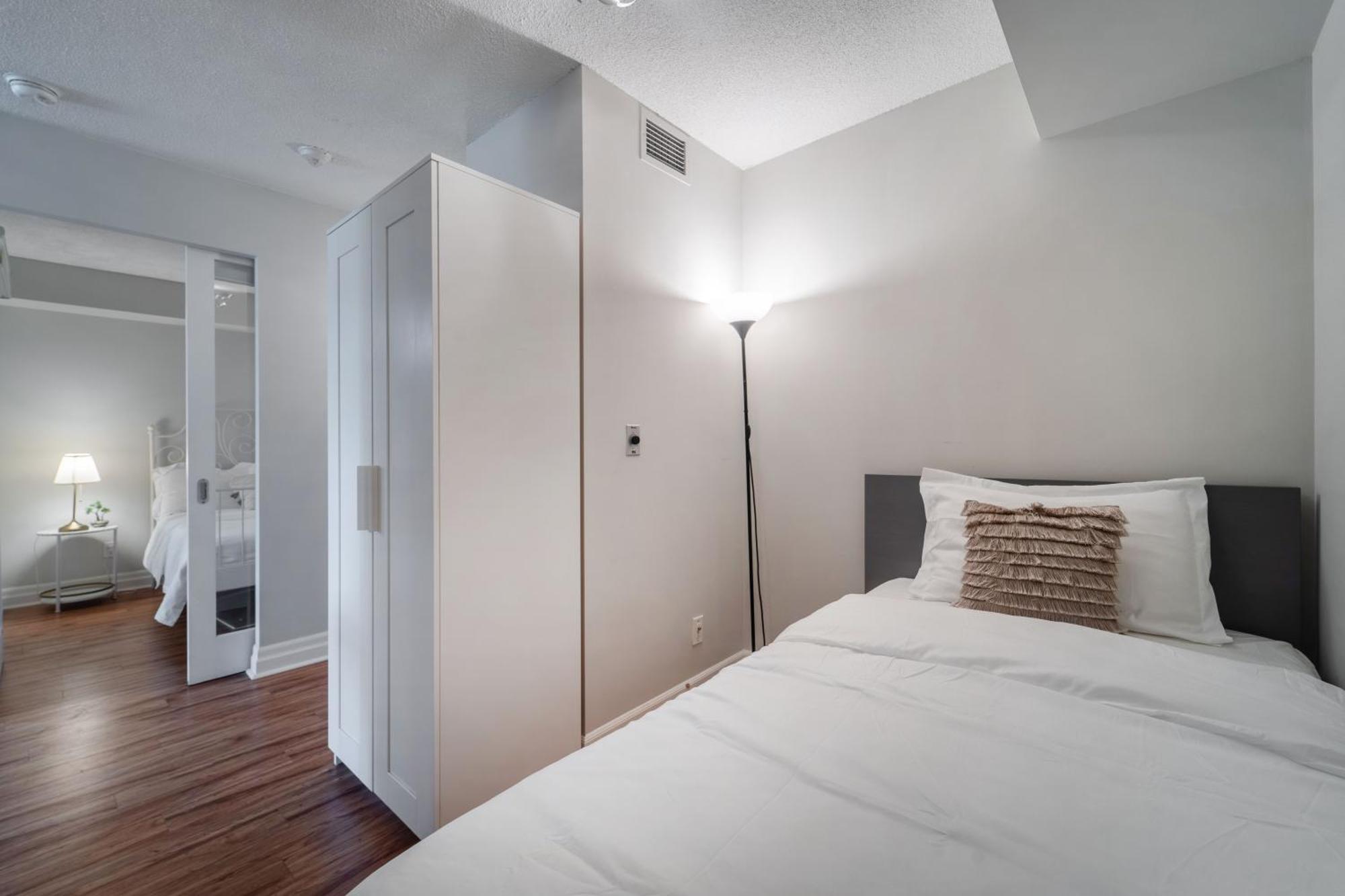 Spacious 2 Bedroom Plus Den, 2 Bath, Sleeps 5 With Balcony And Lakeview Downtown Toronto Condo Zewnętrze zdjęcie