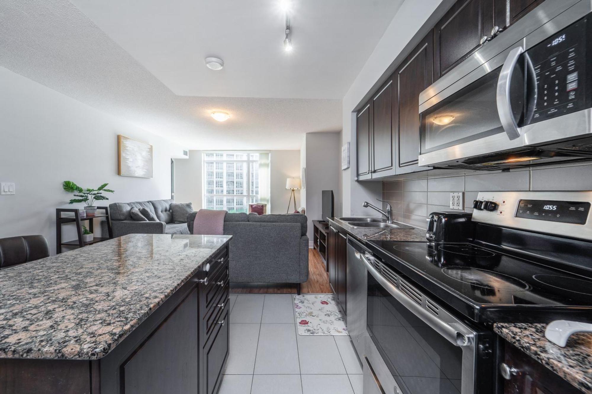 Spacious 2 Bedroom Plus Den, 2 Bath, Sleeps 5 With Balcony And Lakeview Downtown Toronto Condo Zewnętrze zdjęcie
