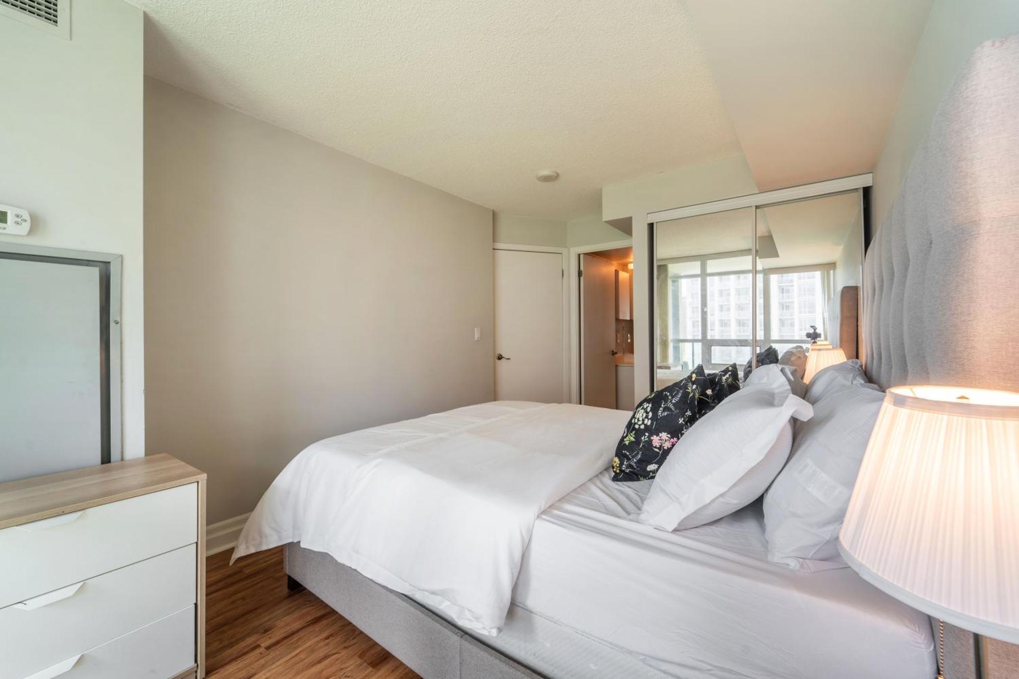 Spacious 2 Bedroom Plus Den, 2 Bath, Sleeps 5 With Balcony And Lakeview Downtown Toronto Condo Zewnętrze zdjęcie